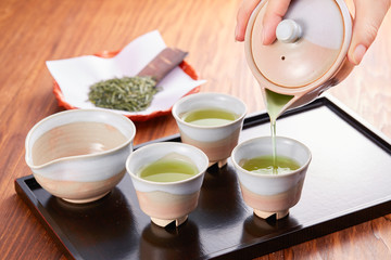 宝瓶で玉露を注ぐ