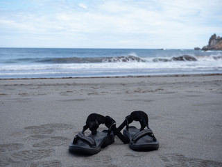Sandalias de trekking en la playa