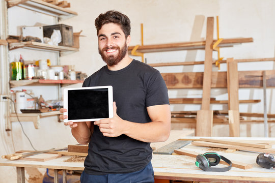 Junger Mann pr&auml;sentiert Tablet Computer
