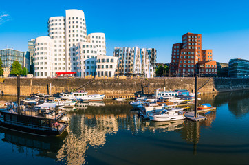 Obraz premium Zachód słońca w porcie w Düsseldorfie