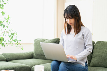 ノートパソコンを使う若い女性