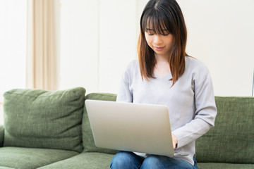 Fototapeta premium ノートパソコンを使う若い女性