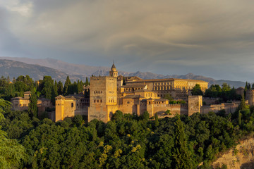 Fototapeta na wymiar hermoso atardecer en la alhambra de Granada, Andalucía