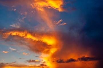 Bizarre Wolkenformation am abendlichen Himmel