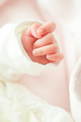 Fototapeta premium poings gauche de bébé, gros plan