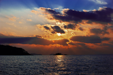 Fototapeta na wymiar the beautiful island sky and clouds at sunset.
