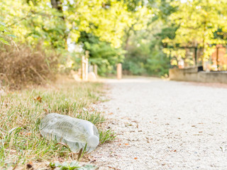 Bouteille plastique abandonnée dans un chemin