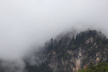 Tief hängende Wolken in den Bergen