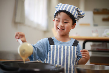 料理する男の子