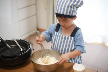 料理する男の子
