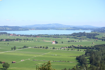 Naklejka premium Kirche in Bayern und ein See