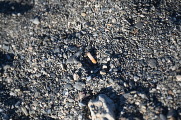 Cigarro usado en el suelo