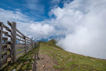 Nubi in alta quota con steccato