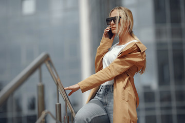 Fototapeta premium Beautiful girl in a stylish clothes. Woman in a spring city.