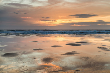 Fototapeta na wymiar Coucher de soleil sur la plage de Donnant, à Belle-ile-en-mer, Bretagne