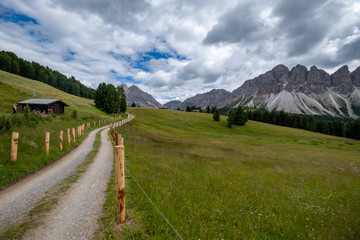 Sentiero tra le Dolomiti - 371970864