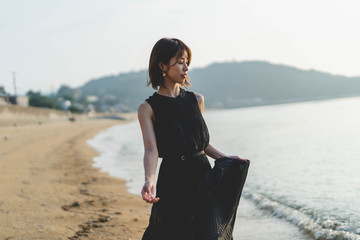 夕陽の海にいる女性