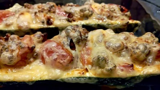 Gef&uuml;llte mit K&auml;se &uuml;berbackene Zucchini 