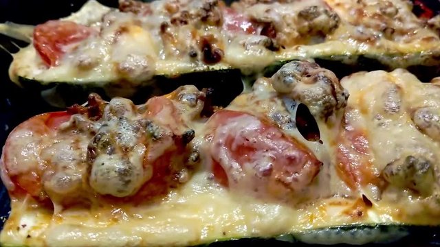 Gef&uuml;llte mit K&auml;se &uuml;berbackene Zucchini 