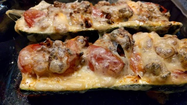 Gef&uuml;llte mit K&auml;se &uuml;berbackene Zucchini 