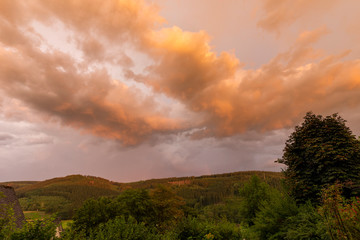 Leuchtende Wolken über den Bergen des Sauerlandes