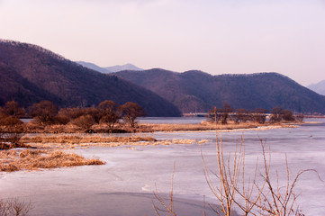 Obraz premium The scenery of winter snow and blue sky.