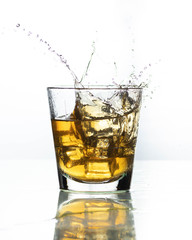 SPLASH WHISKY CON FONDO BLANCO