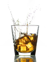 SPLASH WHISKY CON FONDO BLANCO
