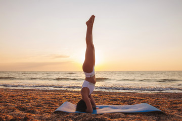 Fototapeta na wymiar girl doing yoga by the sea