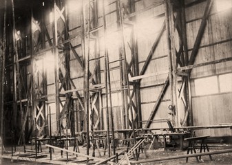 Quilha do dirigível Pax em construção no hangar de Vaugirard, França (1901).