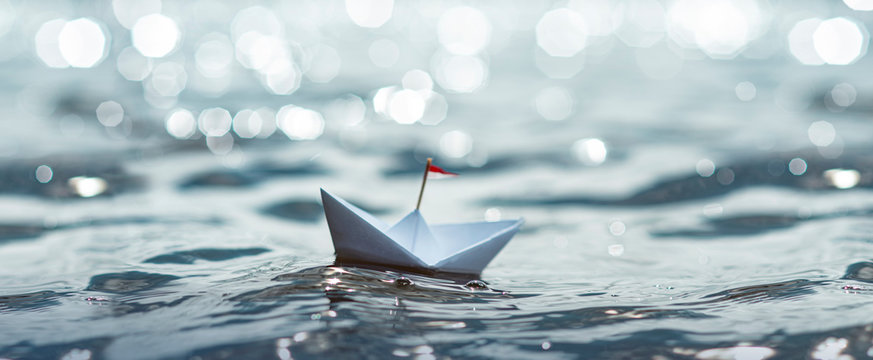 Freiheit - Papierschiff in den Wellen