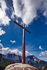 Monte santo di Lussari sulle Alpi Giulie in Friuli Venezia Giulia, croce in legno del Santuario,...