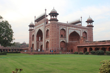 Fototapeta na wymiar Agra - Puerta de acceso al Taj Mahal
