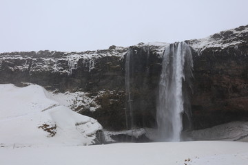 Fototapeta na wymiar アイスランド南部のスコゥガフォス (Skógafoss )の滝