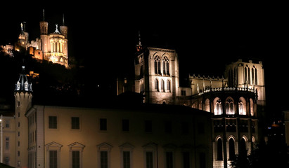 Fototapeta na wymiar La cathédrale Saint-Jean-Baptiste et la basilique de Fourvière en nocturne .