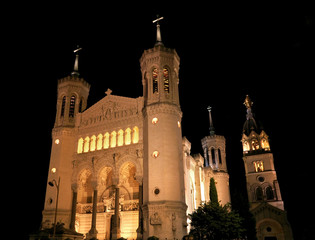 La basilique Notre dame de Fourvière illuminée la nuit.
