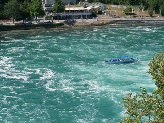 Bateau dans une chute d'eau 