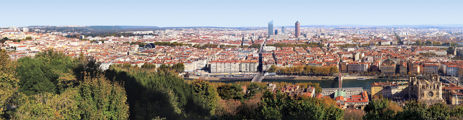 Fototapeta na wymiar Vue panoramique de la ville de Lyon, avec ses toitures à dominante rouge.