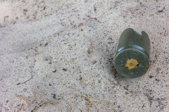 alte benutzte Munition liegt im Sand vergraben	