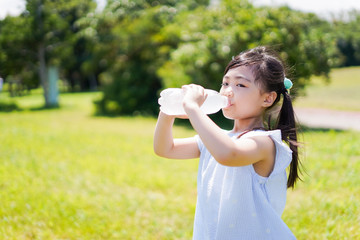 水分補給をする小さな女の子