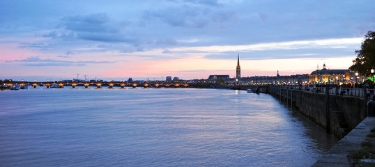 La Garonne au coucher du soleil dans la ville de Bordeaux. Département de la Gironde, France.