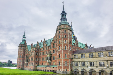 Obraz premium Zamek Frederiksborg (Gniazdo Frederiksborg, XVII w.) - pałac w Hillerod, Dania. Zamek zbudowany jako rezydencja królewska dla króla Danii i Norwegii Christiana IV, obecnie Muzeum Historyczne.