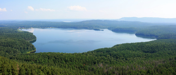 Obraz premium Blue lake among the green forest
