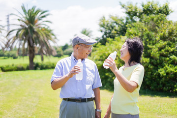Obraz premium 水分補給をする高齢者