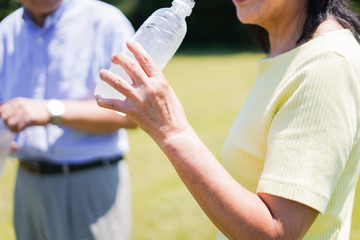 水分補給をする高齢者