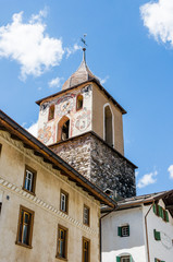 Fototapeta premium Bergün, Dorf, Dorfstrasse, Turm, Dorfplatz, Albula, Albulapass, Passstrasse, Graubünden, Alpen, Wanderweg, Wanderferien, Sommer, Schweiz