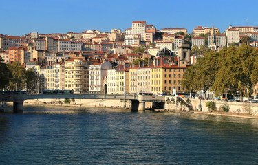 Obraz premium Le quartier pittoresque sur la colline de La Croix Rousse, en bord de Saône à Lyon. 