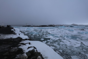 アイスランドのヨークルスアゥルロゥン氷河湖で、氷河湖から氷が海に流れ出して ダイヤモンドビーチを形成しています。