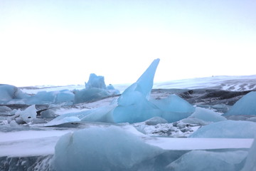 アイスランドのヨークルスアゥルロゥン氷河湖で、氷河湖から氷が海に流れ出して ダイヤモンドビーチを形成しています。