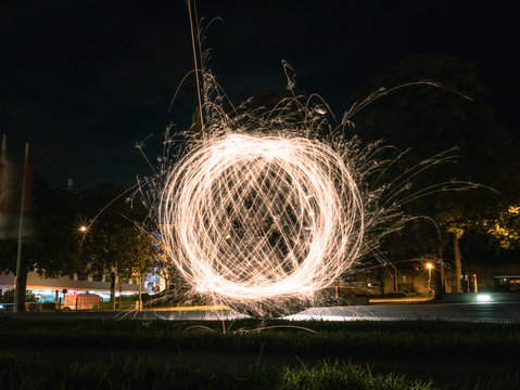 Schwebender Feuerball in Darmstadt
